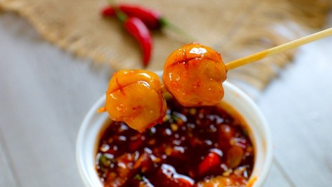 Cá viên với sốt sa tế