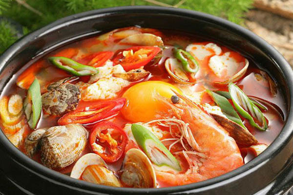 Nồi nước dùng trong, nhiều rau củ